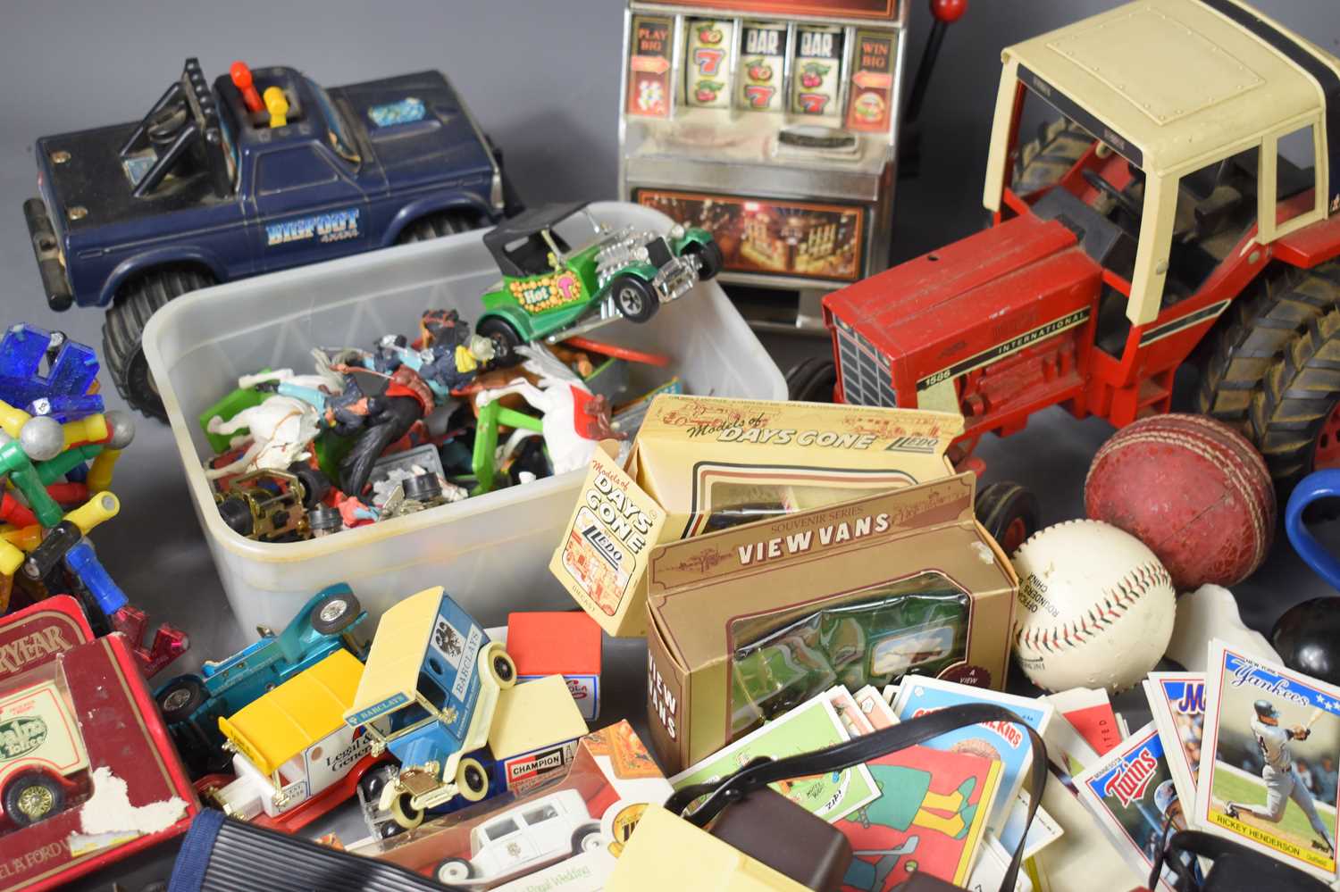 A large group of vintage toys to include star wars figures, two Tomytronic electronic games, Topps - Image 4 of 5