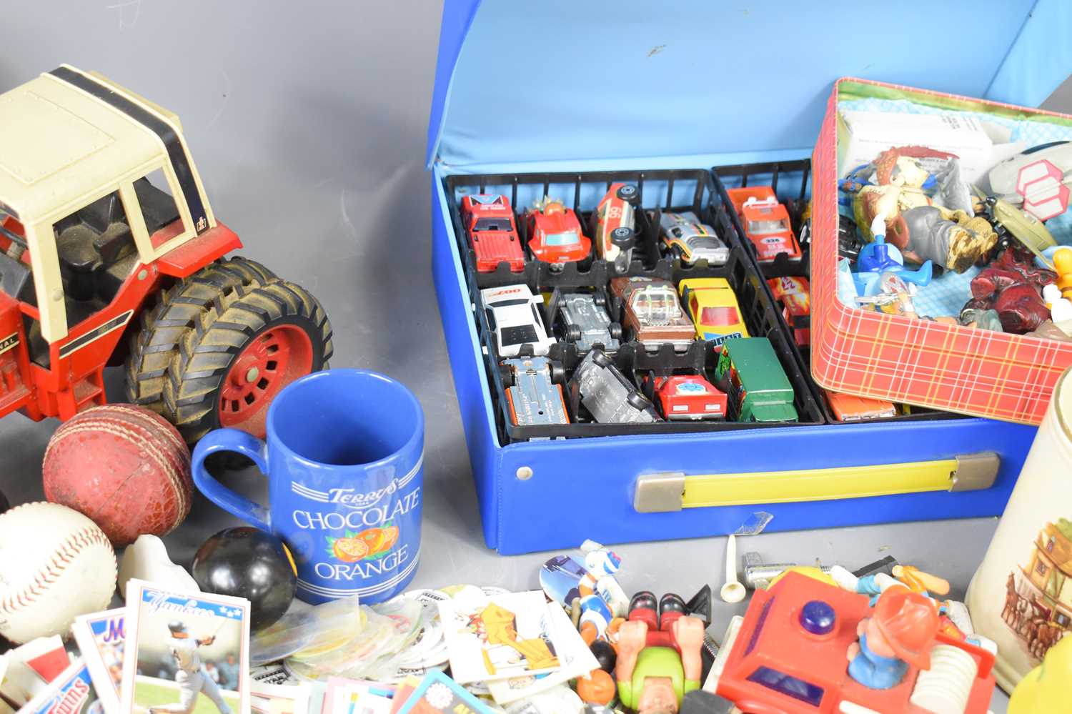 A large group of vintage toys to include star wars figures, two Tomytronic electronic games, Topps - Image 5 of 5