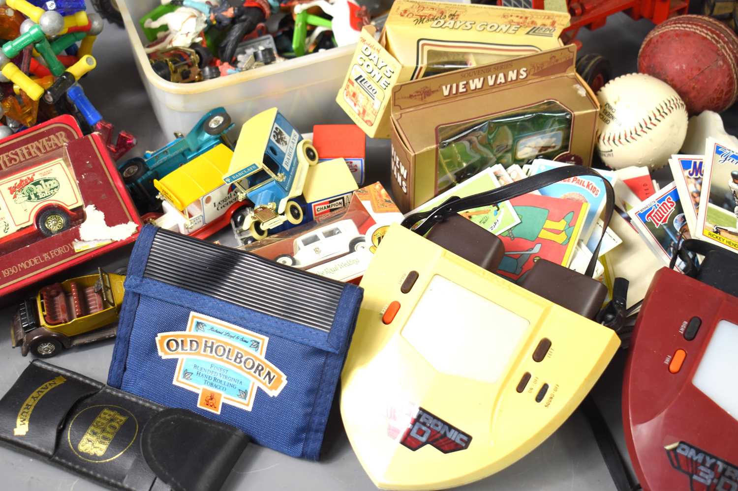 A large group of vintage toys to include star wars figures, two Tomytronic electronic games, Topps - Image 3 of 5