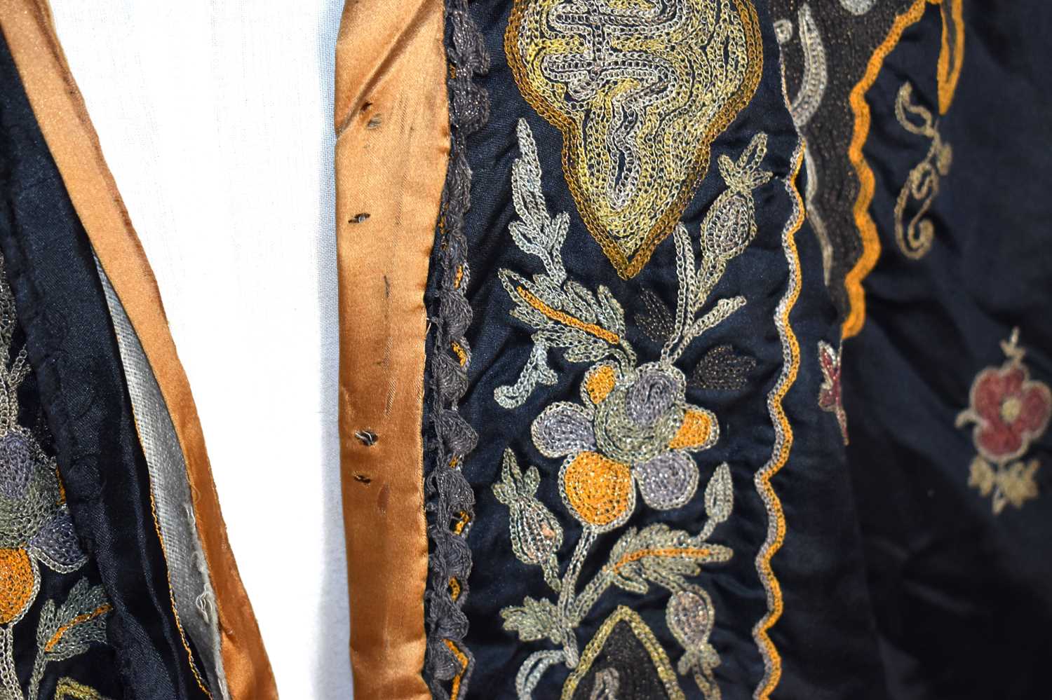 A vintage early 20th century Chinese silk robe, the background embroidered with metallic threads - Image 8 of 9