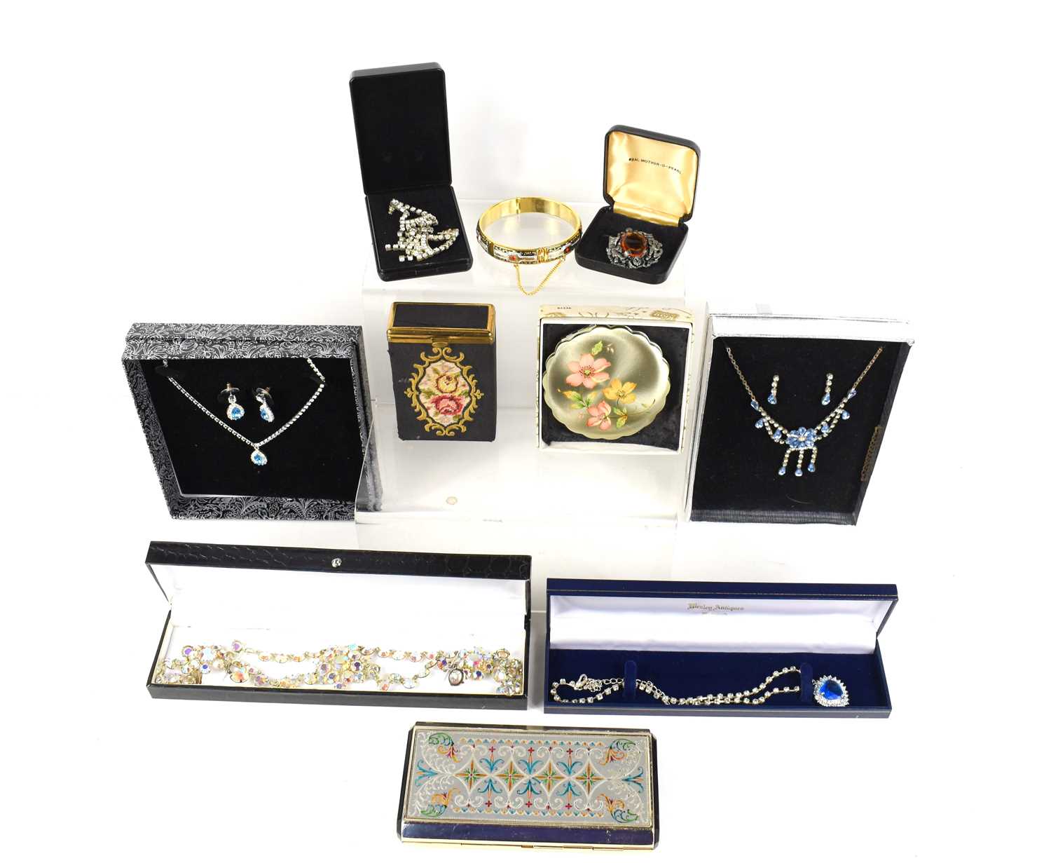 A group of vintage and modern jewellery, along with two compacts and a West Germany cigarette case. - Image 2 of 2