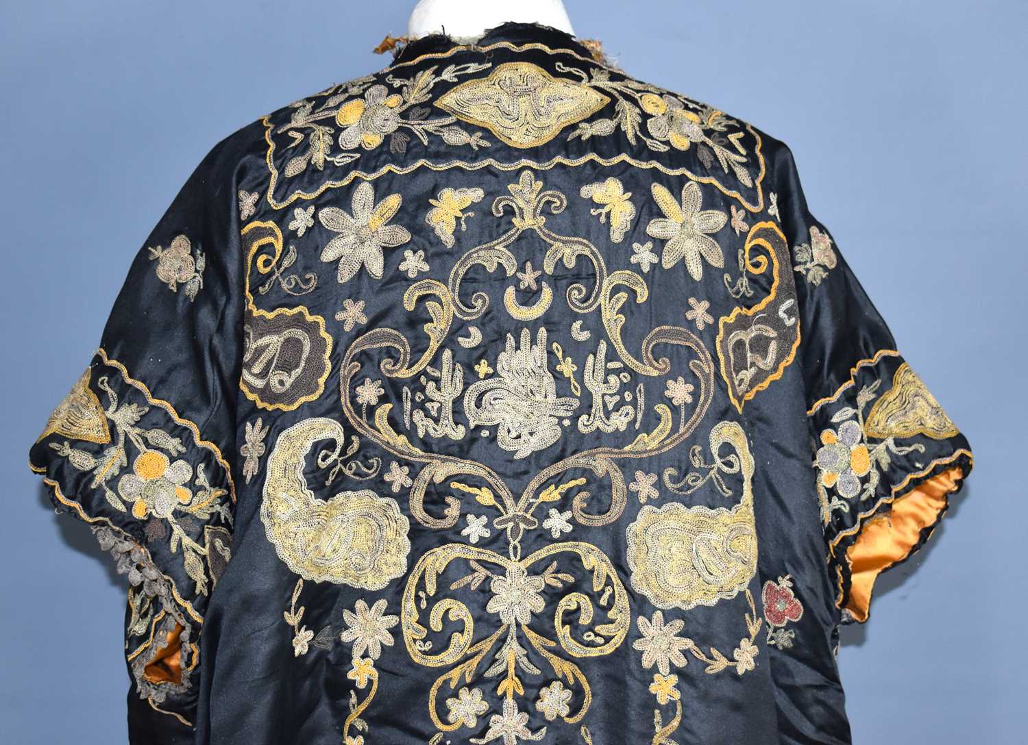 A vintage early 20th century Chinese silk robe, the background embroidered with metallic threads - Image 5 of 9
