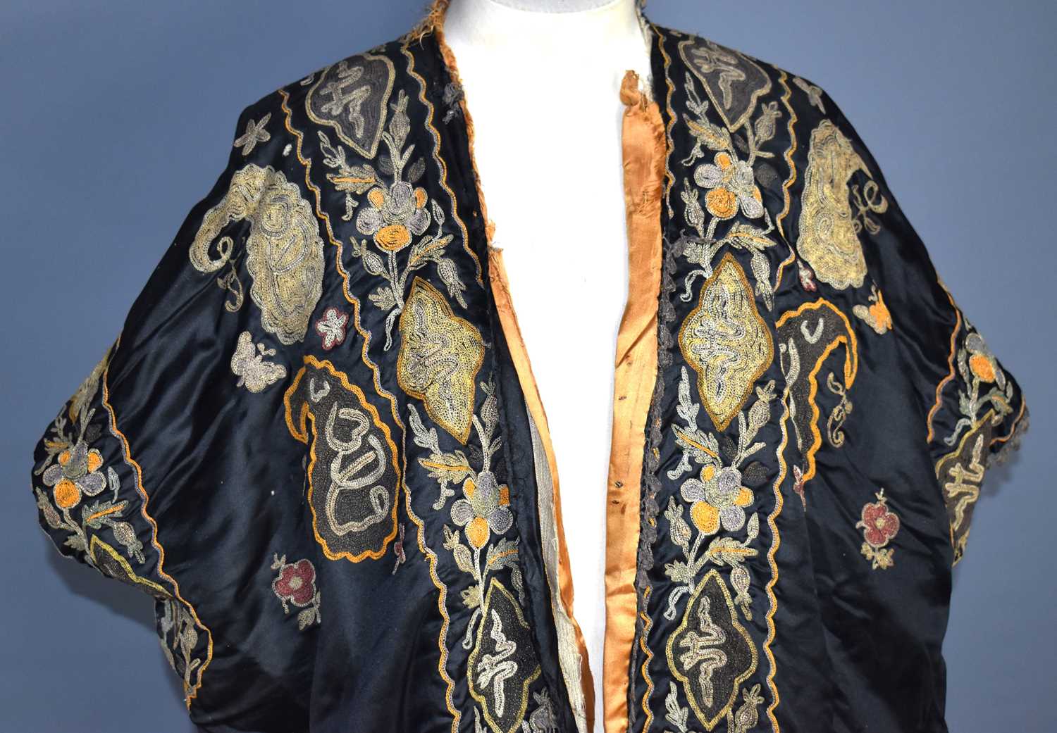 A vintage early 20th century Chinese silk robe, the background embroidered with metallic threads - Image 2 of 9