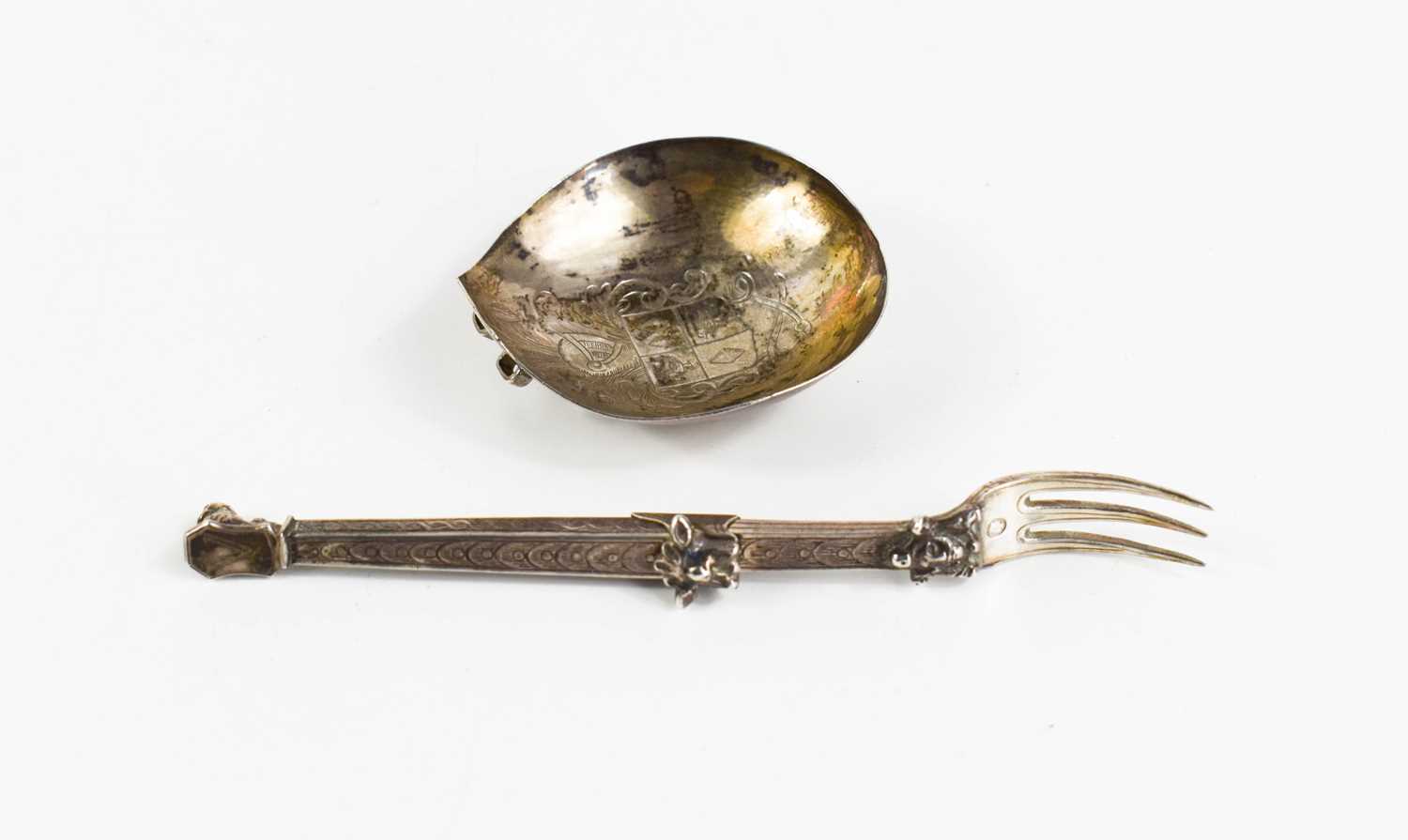 A Dutch silver metamorphic folding spoon and fork, circa 1800, the prongs of the fork fit into - Image 6 of 16