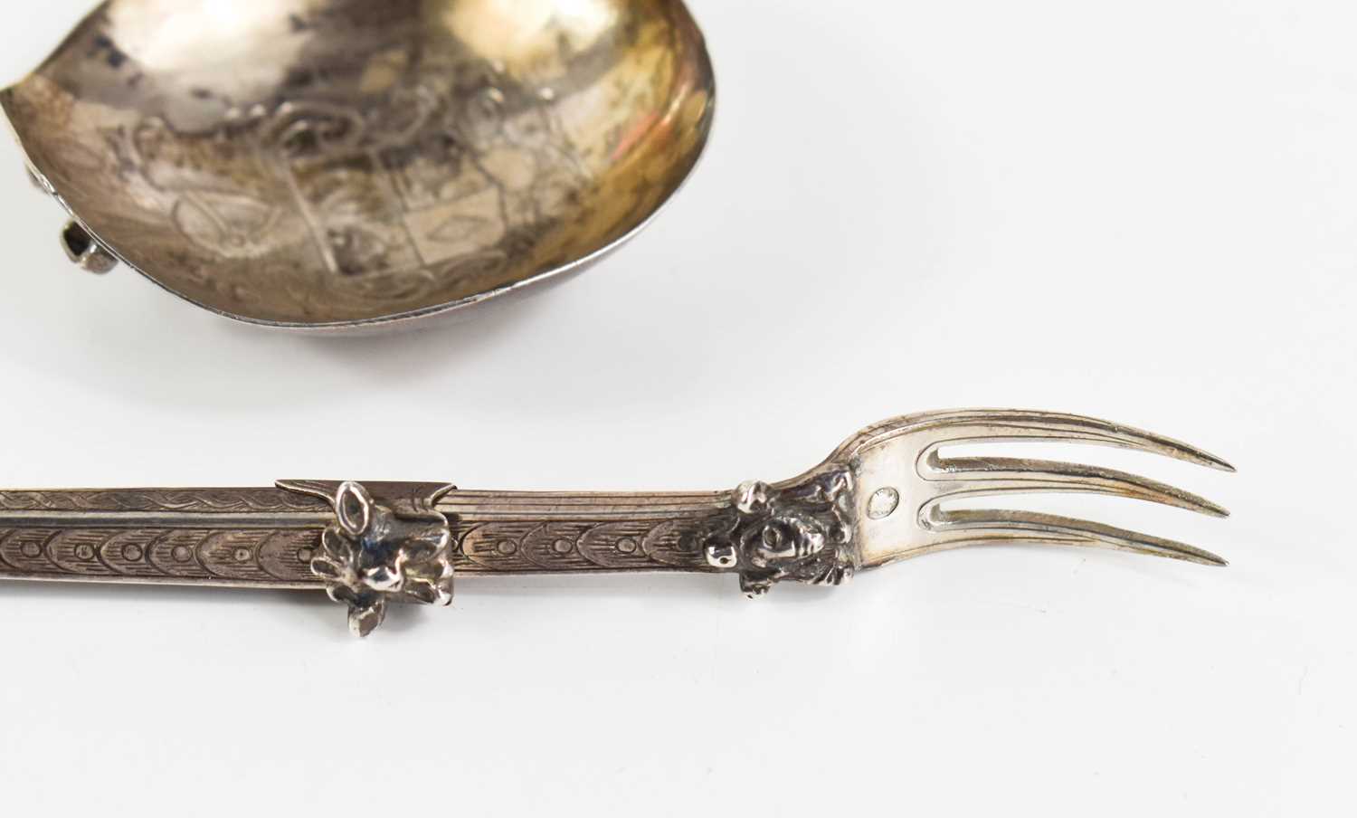 A Dutch silver metamorphic folding spoon and fork, circa 1800, the prongs of the fork fit into - Image 15 of 16