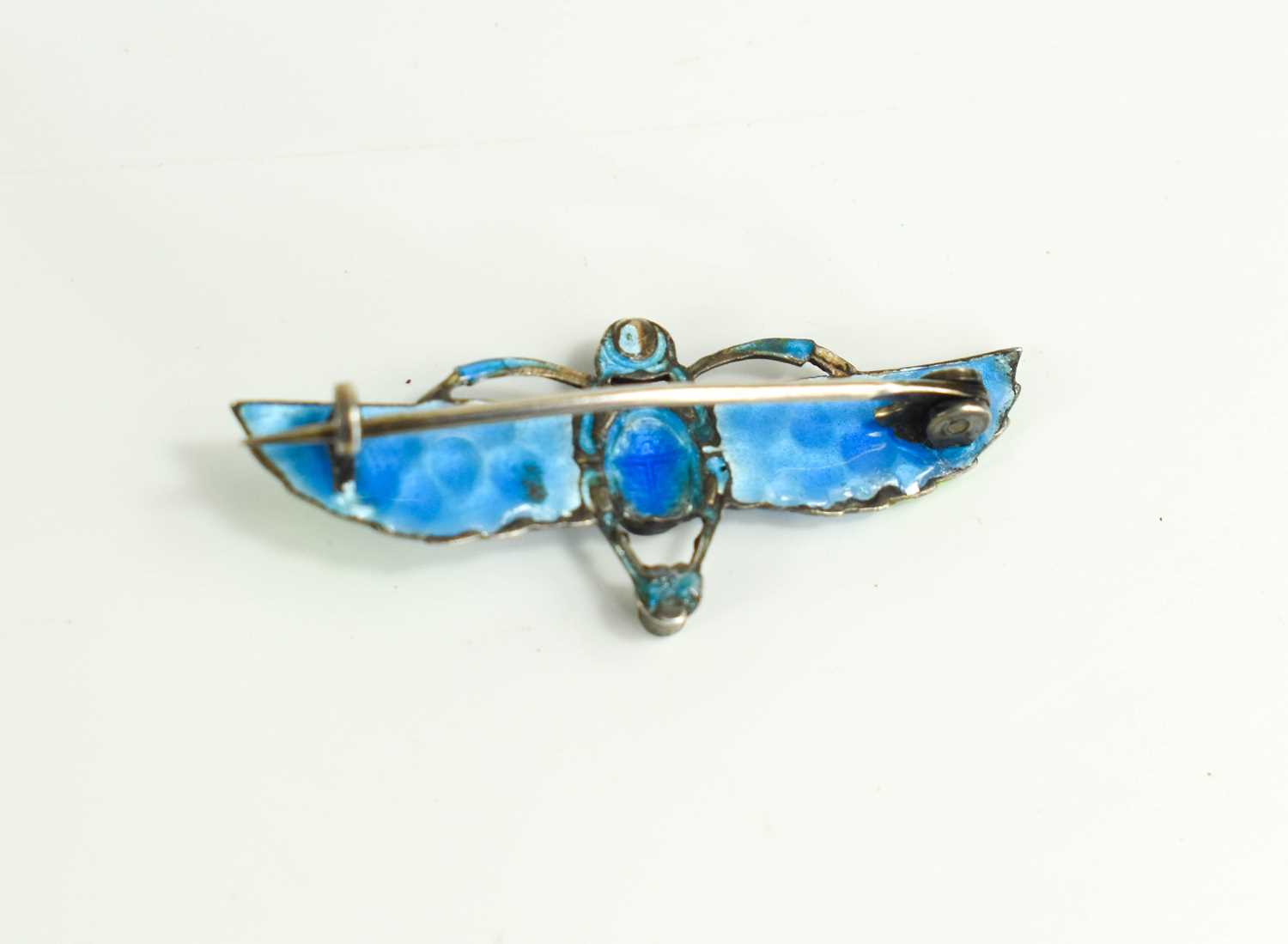 An Art Nouveau Egyptian Revival enamel, split seed pearl and blister pearl winged scarab brooch in - Image 2 of 2