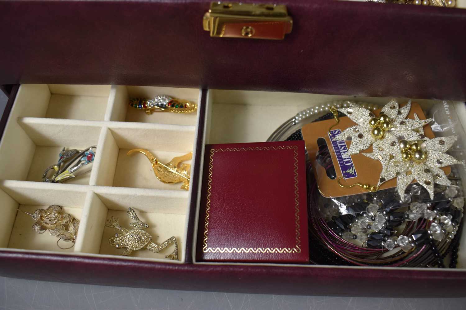 A jewellery box containing costume jewellery to include rings, charms, bracelets, Scottish grouse - Image 3 of 4