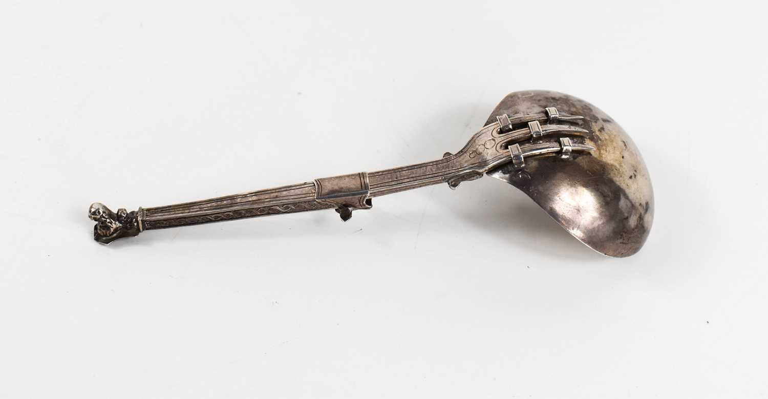 A Dutch silver metamorphic folding spoon and fork, circa 1800, the prongs of the fork fit into - Image 13 of 16