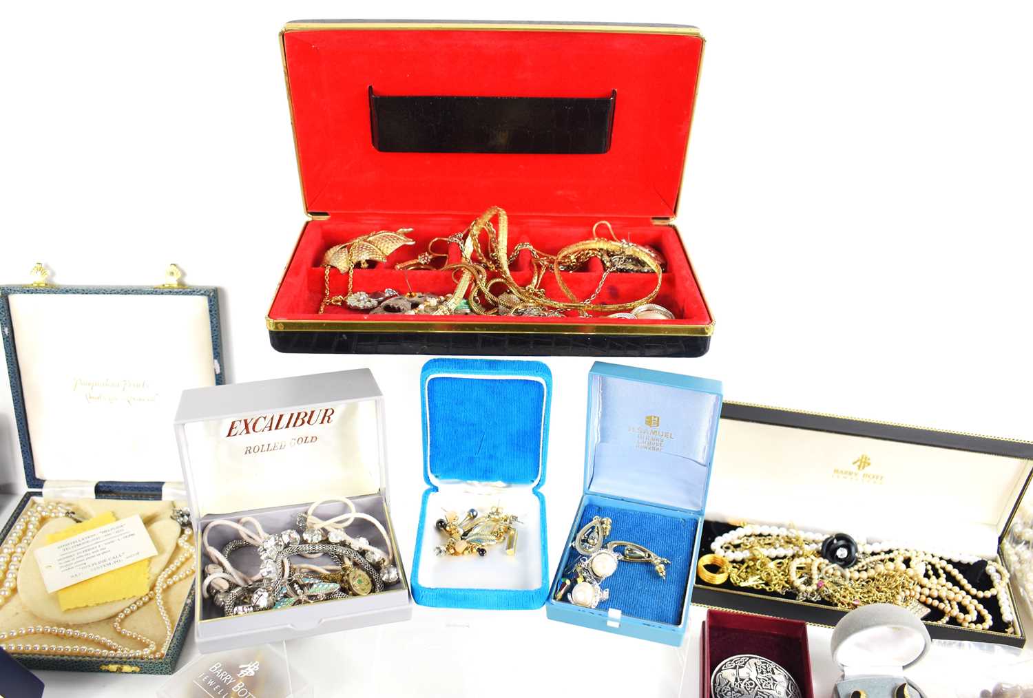 A large quantity of vintage and later costume jewellery, including beads, brooches, bangles, - Image 3 of 5