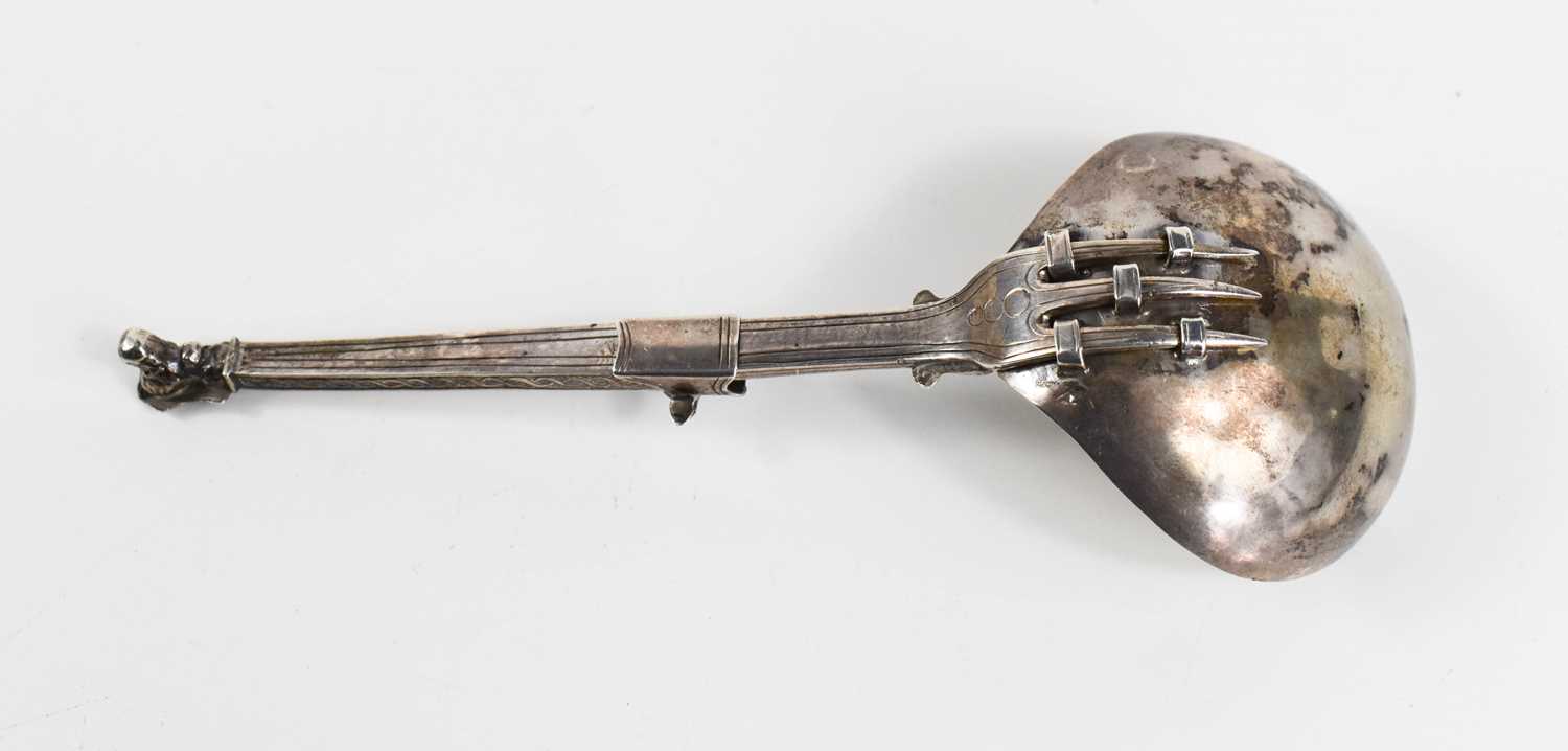 A Dutch silver metamorphic folding spoon and fork, circa 1800, the prongs of the fork fit into - Image 16 of 16