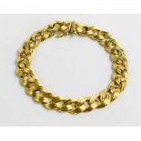 An 18ct gold flat curb link bracelet with reeded detail, 21cm long, 32.93g.
