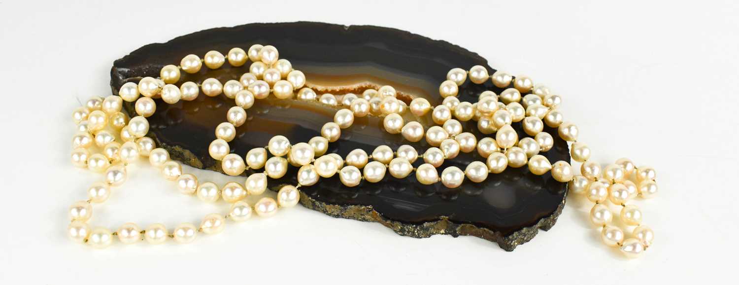 A cultured pearl necklace, single strand, 118g.