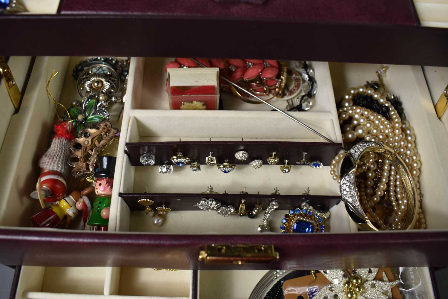 A jewellery box containing costume jewellery to include rings, charms, bracelets, Scottish grouse - Image 4 of 4