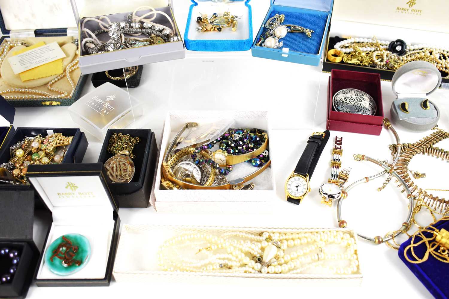 A large quantity of vintage and later costume jewellery, including beads, brooches, bangles, - Image 5 of 5