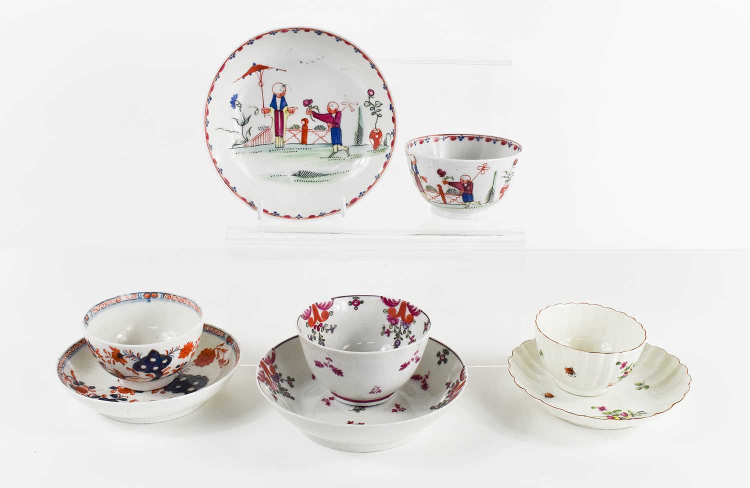 A selection of 18th century porcelain tea bowls and saucers, to include a New Hall duo pattern 121