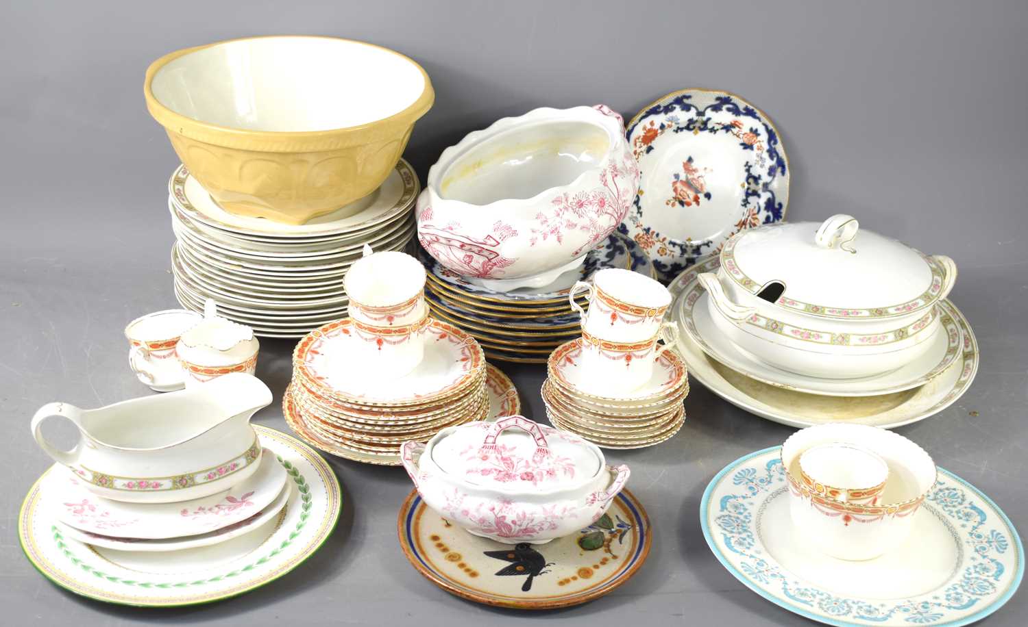 A quantity of vintage pottery to include Royal Worcester plate, Aynsley part tea service, Newstone
