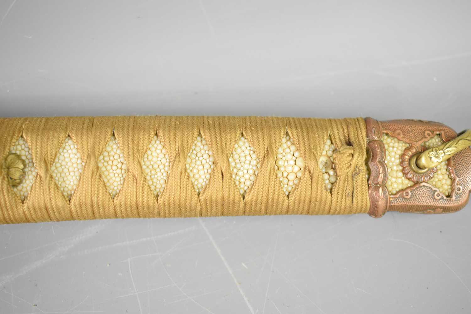 A WWII period Japanese officers Shin Gunto sword with rayskin tsuka wrapped with cord binding, - Image 8 of 13