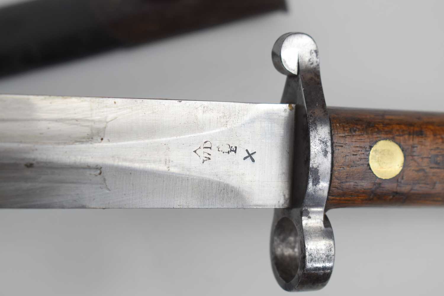 A British 1888 pattern bayonet and scabbard, MKI 2nd type, the ricasso stamped with broad arrow - Image 5 of 6