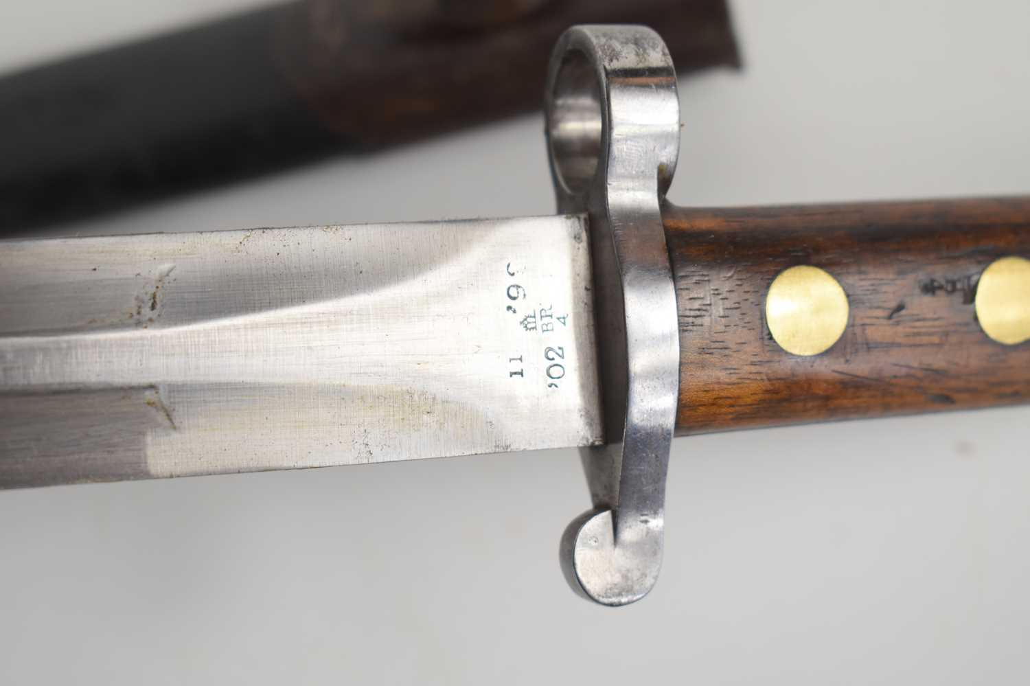 A British 1888 pattern bayonet and scabbard, MKI 2nd type, the ricasso stamped with broad arrow - Image 4 of 6