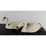 A pair of Beswick swans, 11cm long.