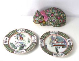A Chinese Famille Rose modelled sleeping cat, together with a pair of 20th century Chinese plates