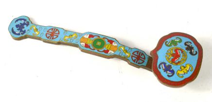 A Chinese bronze cloisonne sceptre, bearing four calligraphy marks to the base, depicting bats, 21cm