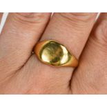 An 18ct gold signet ring, size Q, 6.27g.