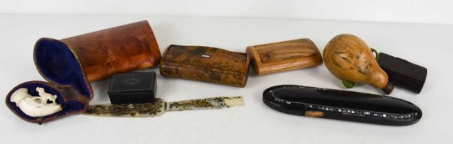 A group of antique & vintage snuff boxes and collectables, to include black lacquered and mother