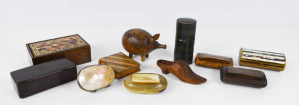 A selection of antique boxes and collectables to include snuff boxes, Tunbridge Ware vesta case, and