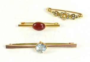 A 9ct gold and aquamarine bar brooch, with base metal pin, 2.86g, together with two further small