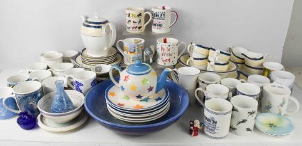 A selection of various mugs, plates and bowls, and a Wedgwood part dinner service. [This lot has