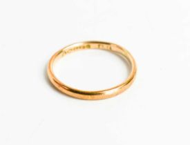 A 9ct rose gold wedding band, size O, 1.5g.