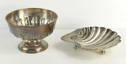 A silver dish in the form of a scallop shell, with ball feet, Sheffield 1898, together with a