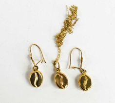 A 9ct gold 'coffee bean' necklace and earring set, 1.7g.