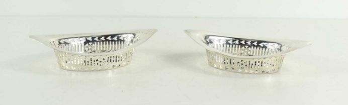 A pair of Edwardian silver Bom Bom dishes of navette form, with pierced decoration, 13.5cm by 7.5cm,