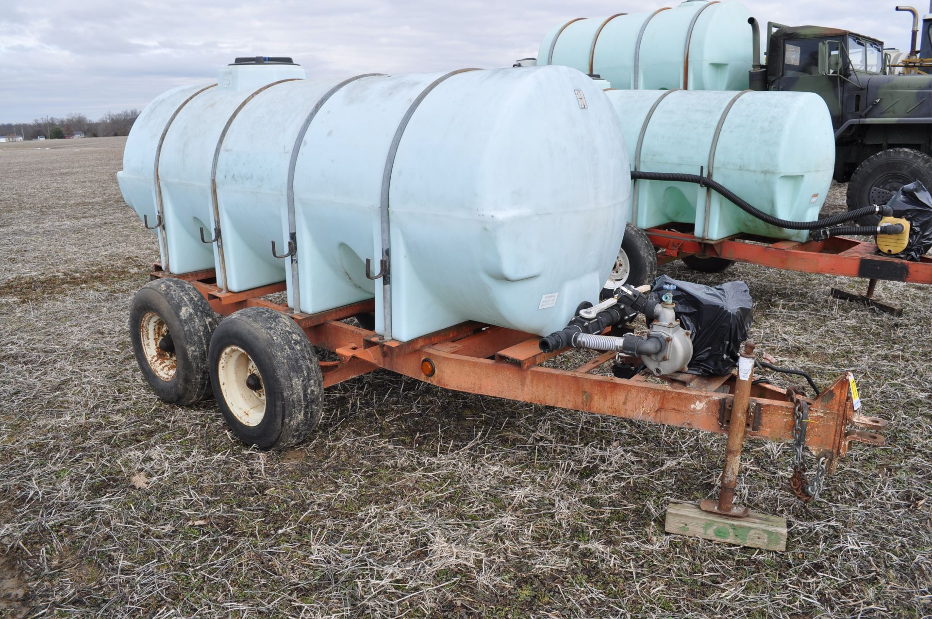 Clark 1000 gal liquid pup trailer w/ pump, tandem axle - Image 4 of 10