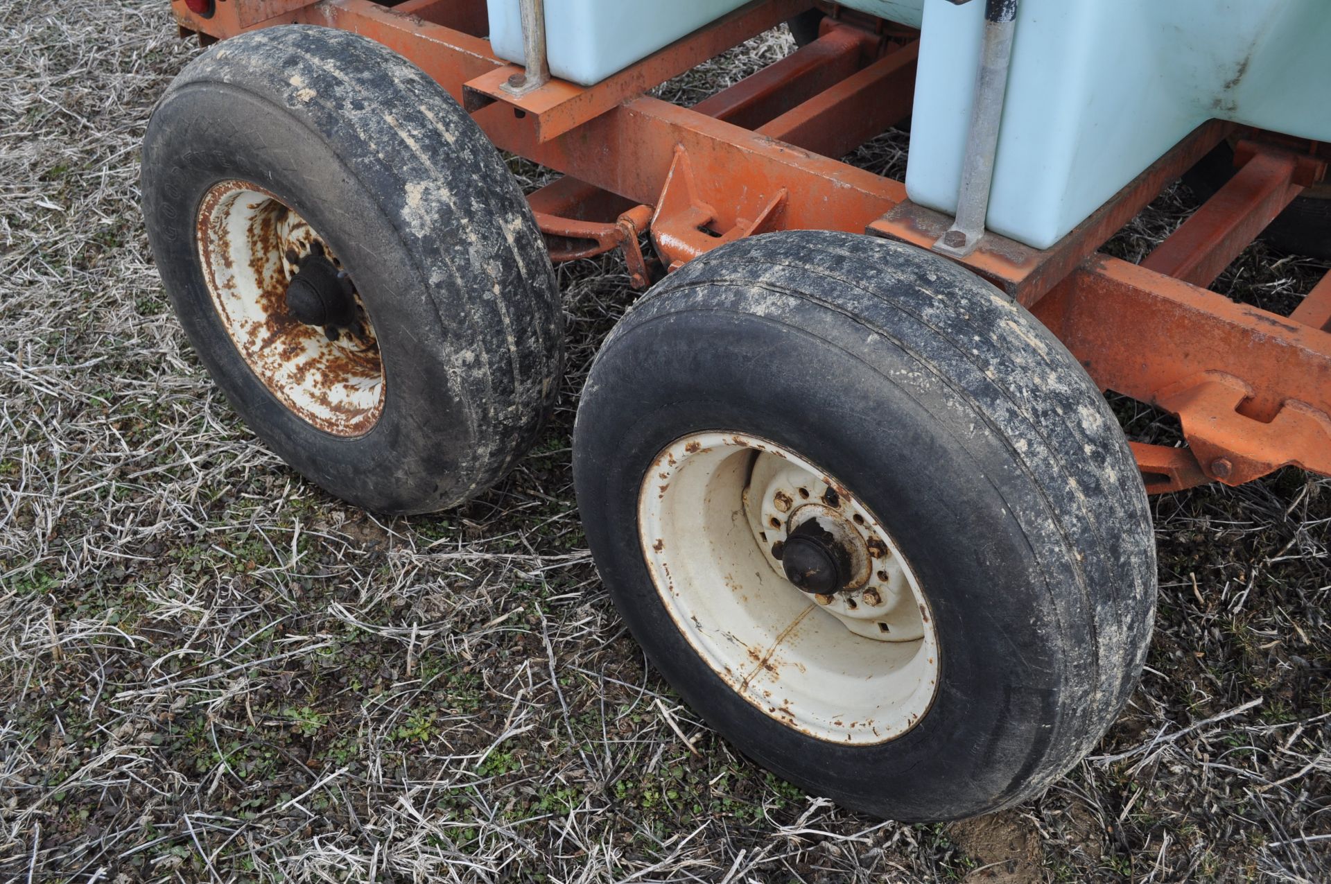 Clark 1000 gal liquid pup trailer w/ pump, tandem axle - Image 6 of 10