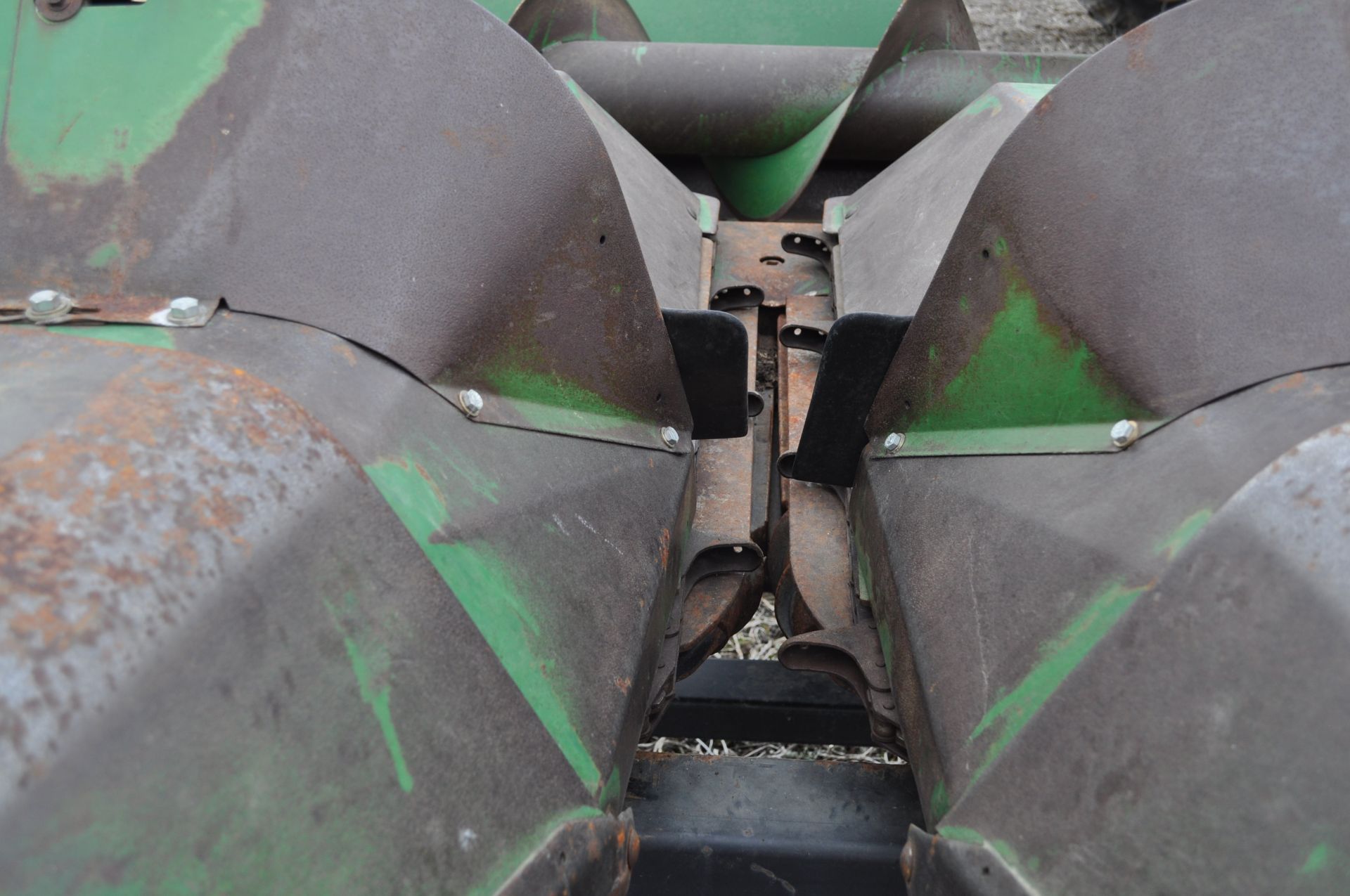 John Deere 643 corn head