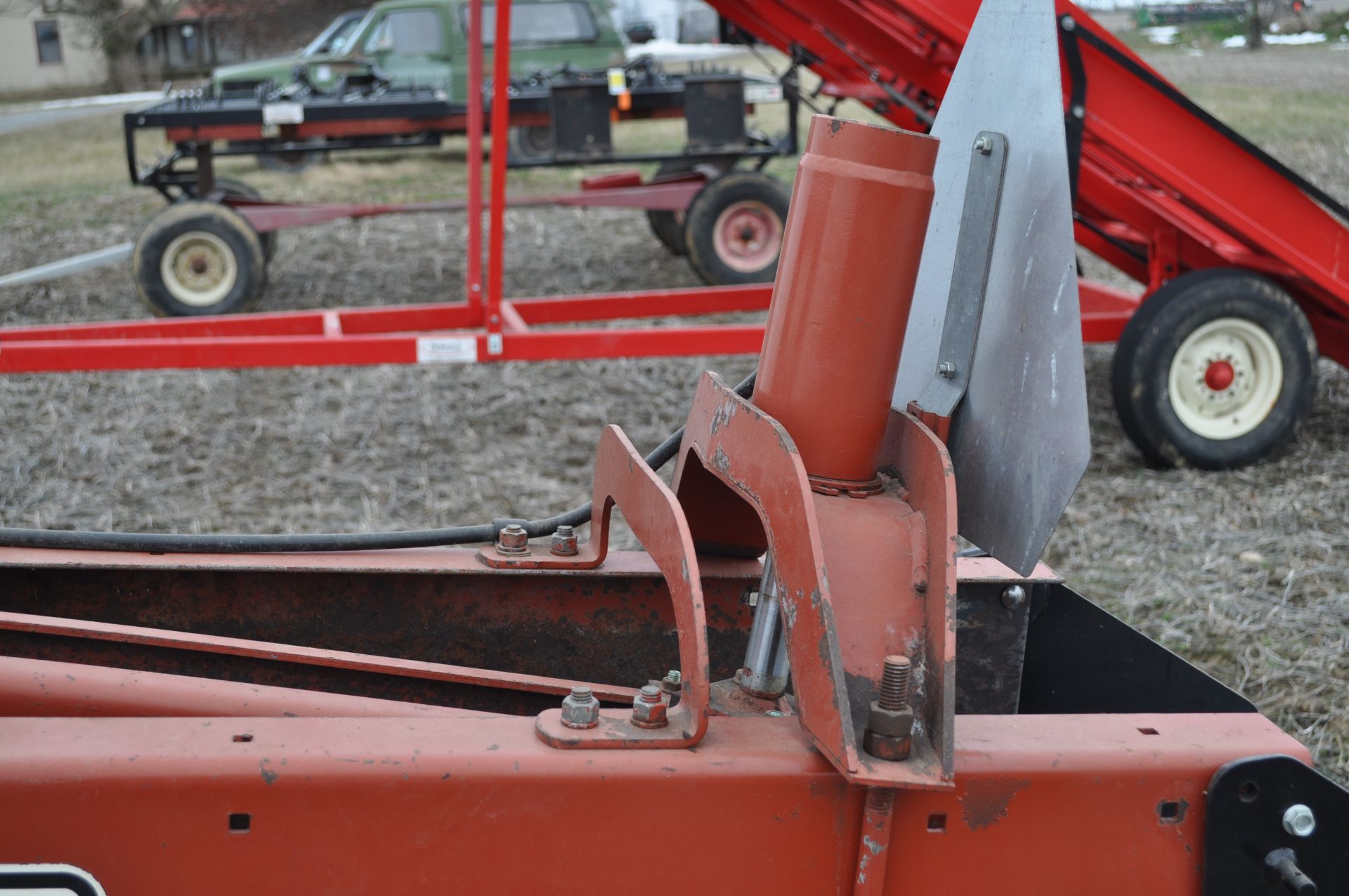 Hesston 4590 square baler, inline, twin tie, hyd tension w/ hitch, 540 pto - Image 17 of 18