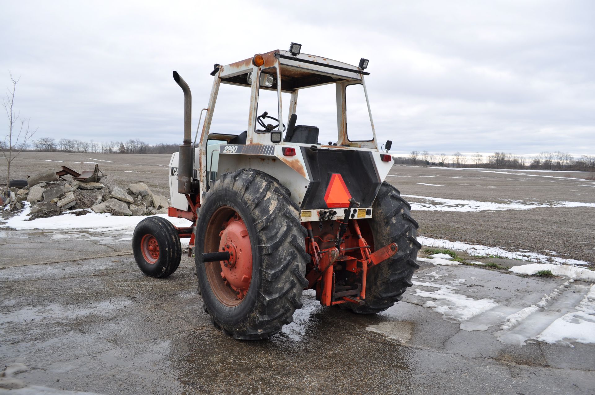 Case 2290 tractor - Image 2 of 18