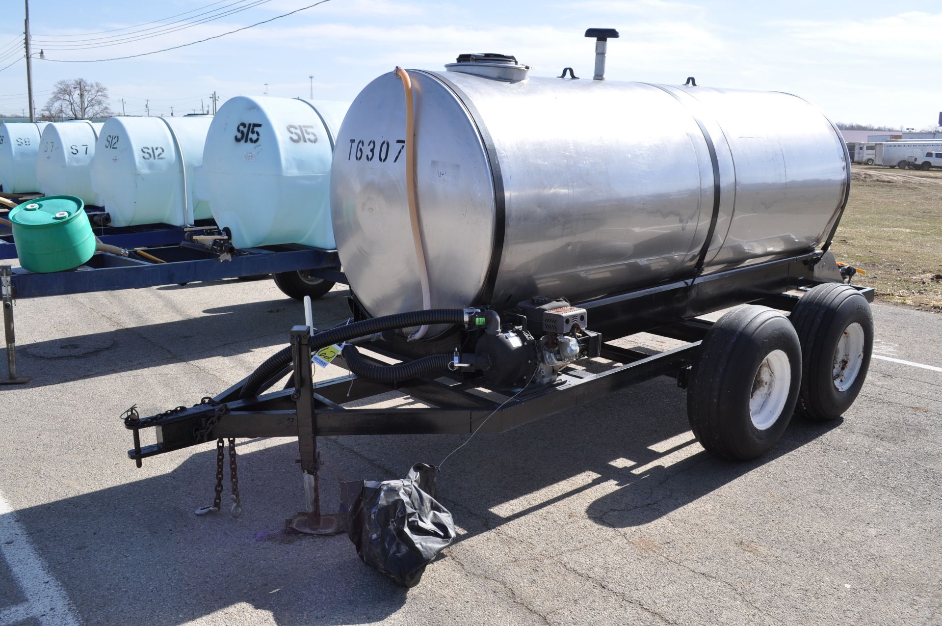 pup trailer, tandem axle, 1200-gal SS tank, Banjo 2” pump