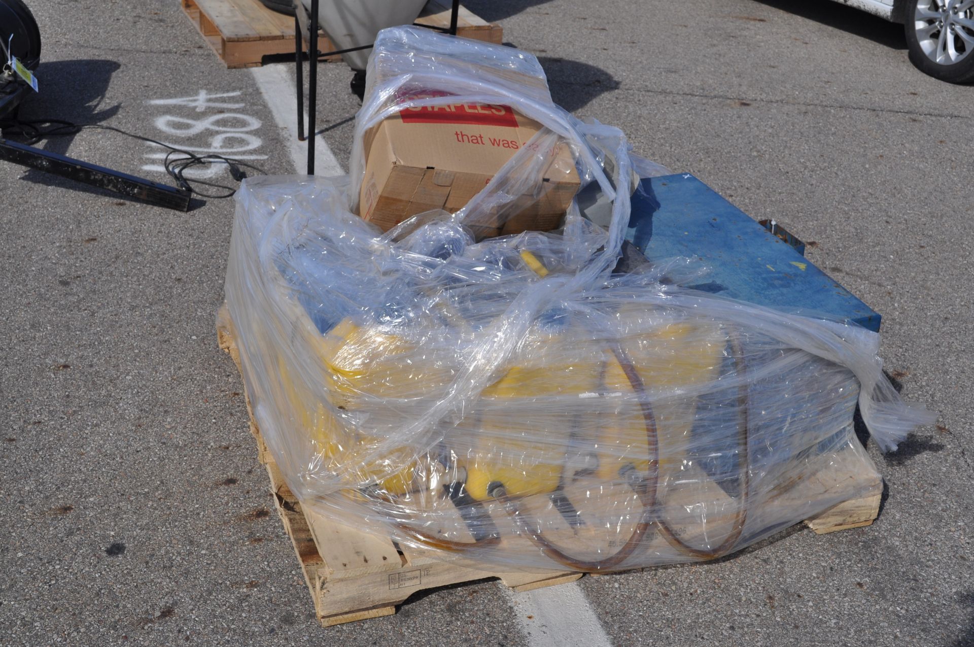 Pallet with NH3 water jugs, lids and misc parts - Image 6 of 6