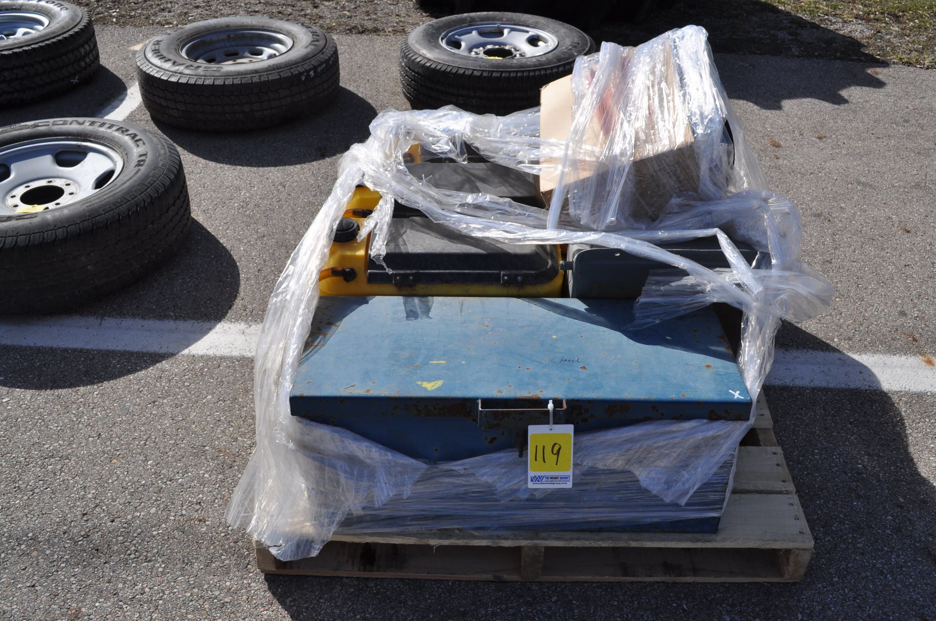 Pallet with NH3 water jugs, lids and misc parts - Image 3 of 6