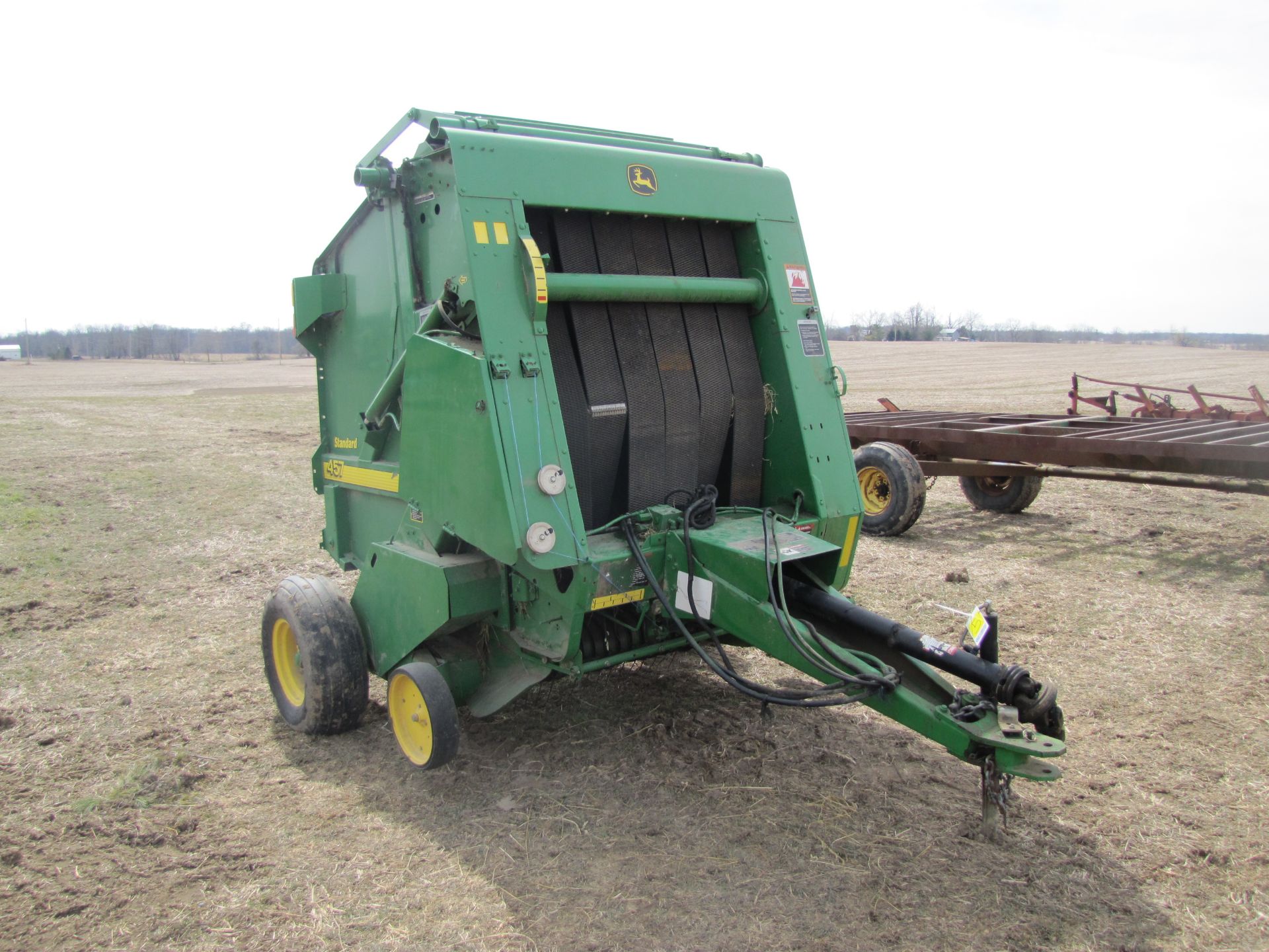 John Deere 457 round baler