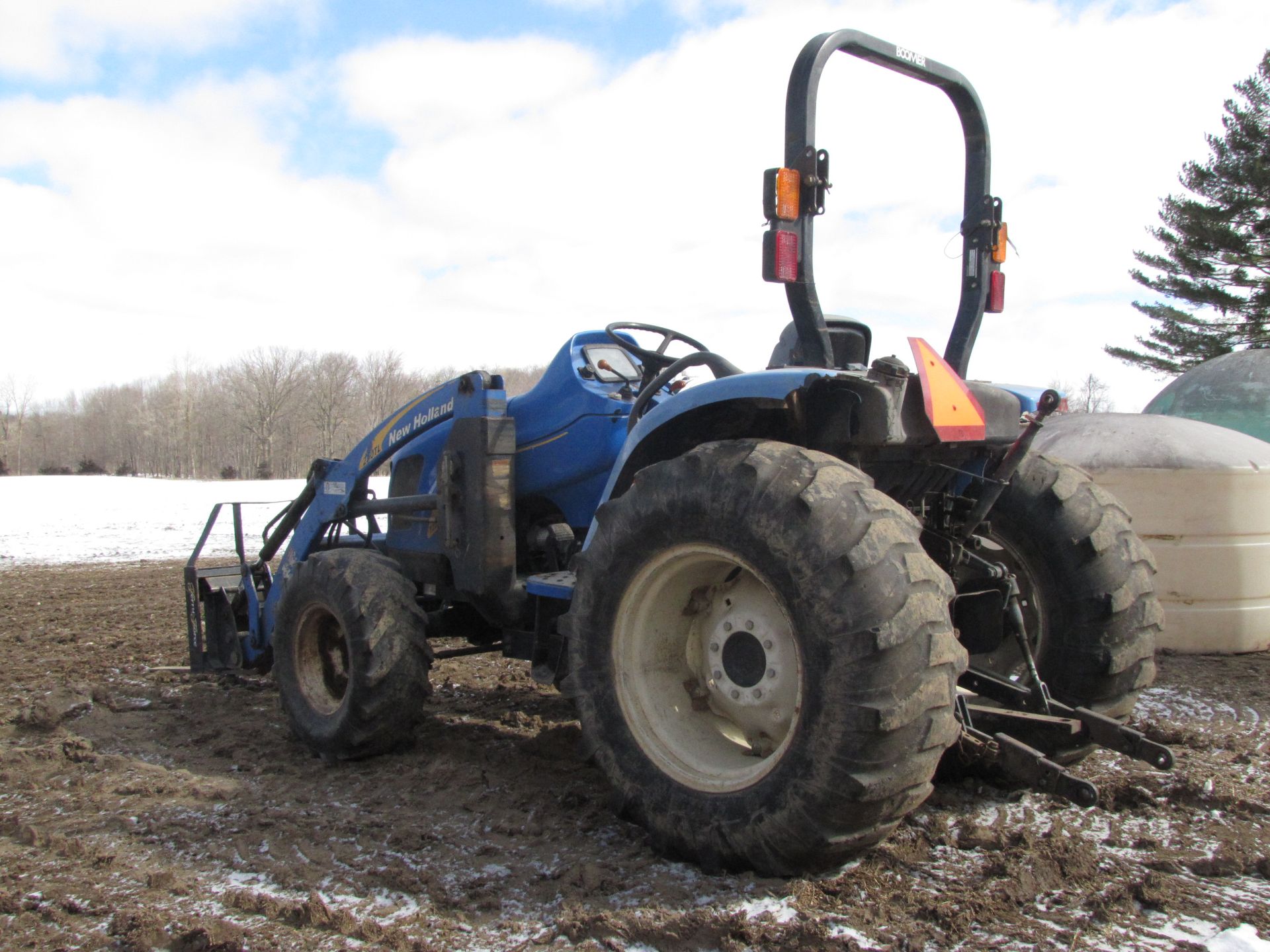 New Holland T2310 tractor w/ 250TL loader - Image 4 of 42