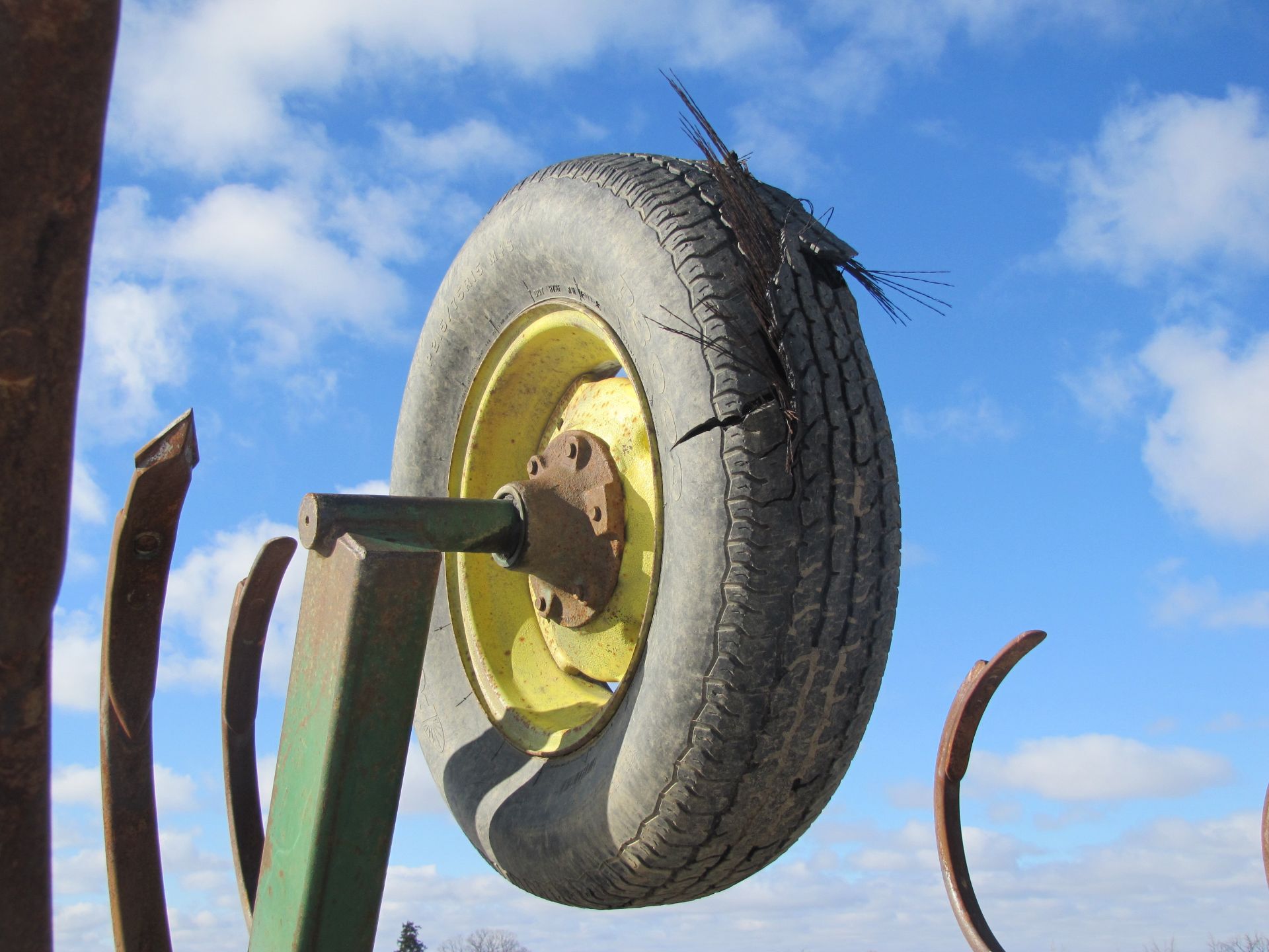 25’ John Deere E1610 chisel plow - Image 12 of 30