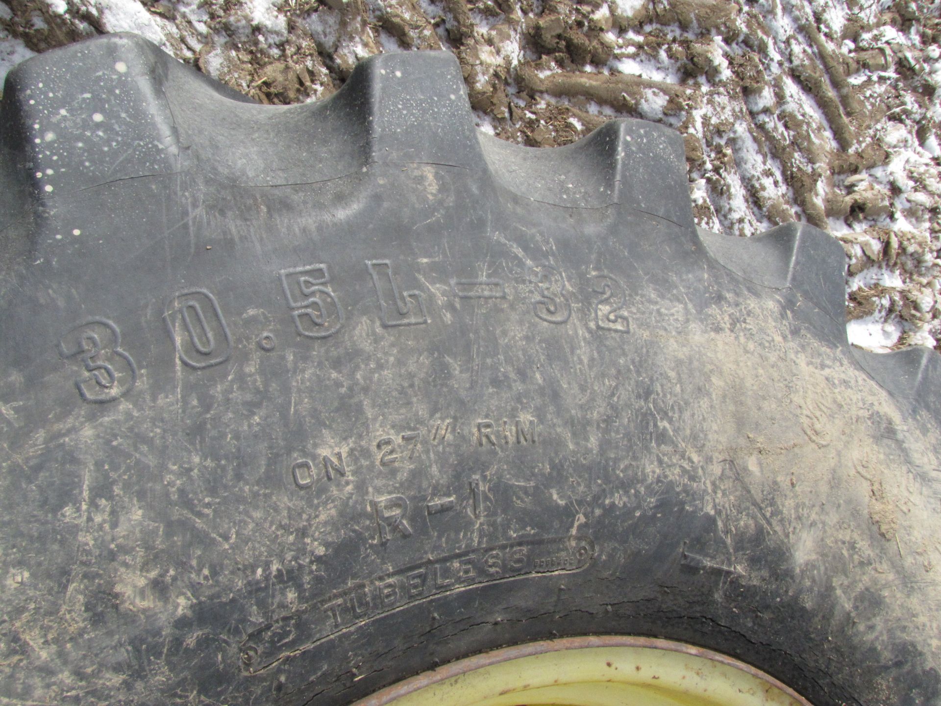 30.5L-32 Tire and Rim - Image 3 of 5