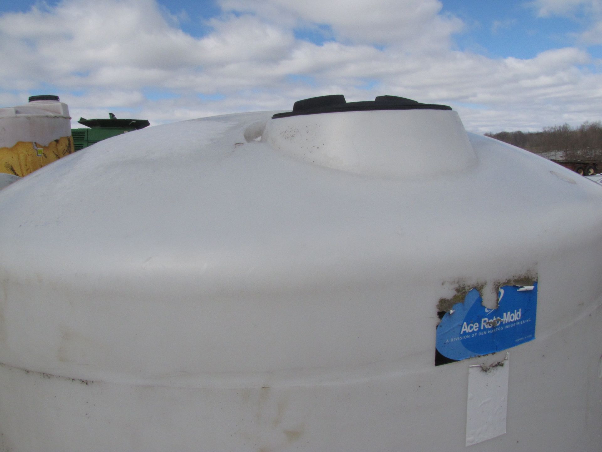 2,000 gallon flat bottom poly tank - Image 6 of 9