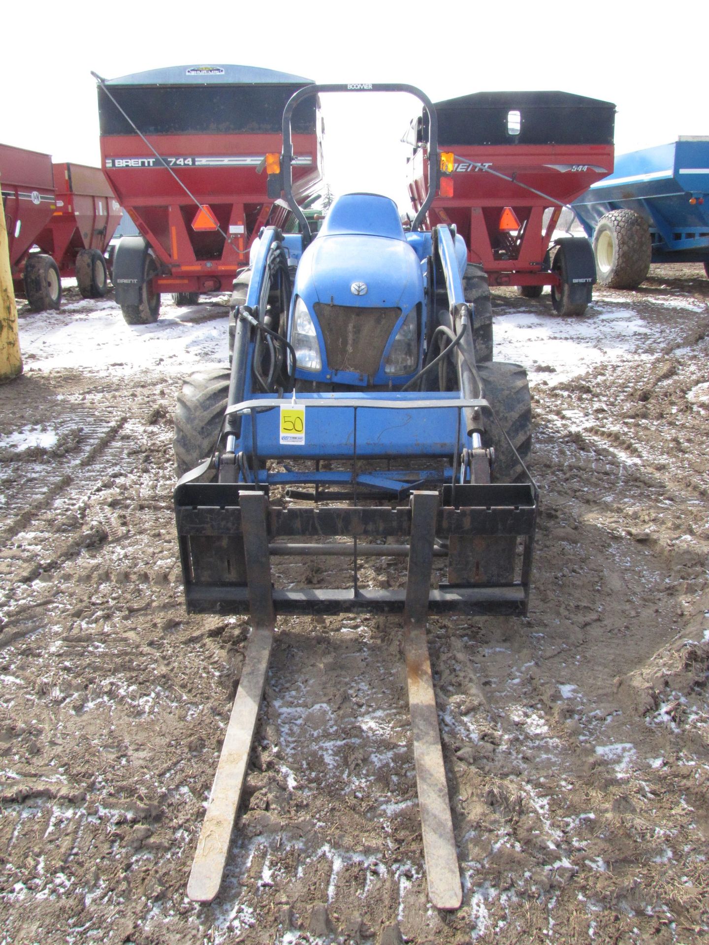 New Holland T2310 tractor w/ 250TL loader - Image 2 of 42