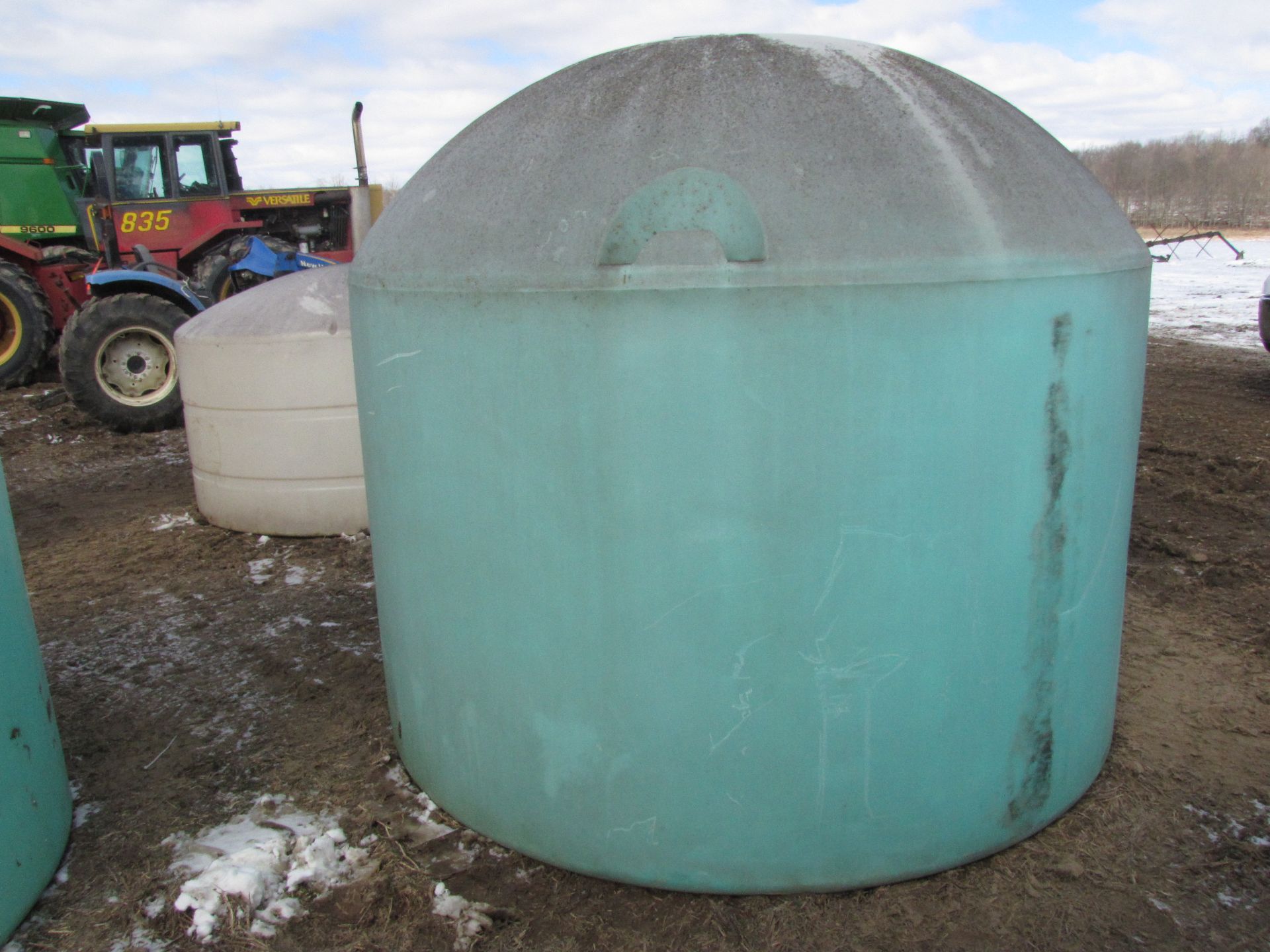 1,650 gallon flat bottom poly tank - Image 2 of 5